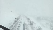 暴雪下详实的火车，看起来别有一番风味