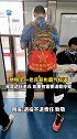 地铁上一老兵背包霸气标语“我是退伍老兵 如果有需要请截停”网友:退役不退责任，致敬！地铁上的退伍老兵