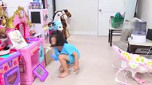 爸爸妈妈把玩具藏起来，让姐姐和弟弟一起找，没想到弟弟这么厉害