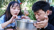 用一根筷子喝火锅汤，喝完奖励小汽车，不料小伙喝了20年