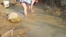 农村美女下河抓鱼，在泥塘里一顿操作，丝毫不嫌弃自己身上泥多！