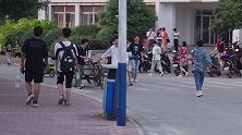 和小短腿恶搞拥抱路人，把小哥哥吓一跳，太逗了