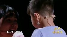 沙溢胡可携安吉小鱼儿登经典舞台，说到生老病死兄弟俩抱头痛哭