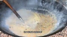 福建石狮柴火大锅饭，大米不洗直接下锅，老师傅煮了54年！