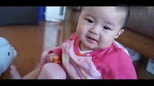 妈妈让小宝宝第一次自己手抓吃橘子，宝宝搞笑的丰富表情太逗了！