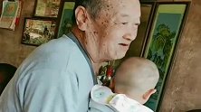 九十岁太爷想抱宝宝，婆婆怕抱摔了不让抱，只好偷偷让老人抱宝宝