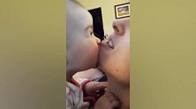 宝宝抱着宝妈就亲，看把宝妈乐的哟，太开心了吧！