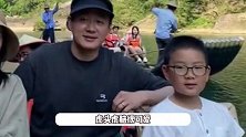 佟大为夫妇带孩子游武夷山，9岁儿子虎头虎脑，父子俩共用一张脸