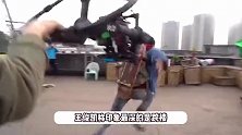 王俊凯拍《749局》摔伤拉伤，一场跑酷戏跑了14天，跨楼戏每天吊在天上