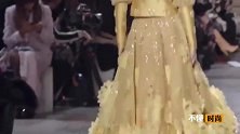 金黄色修身礼服性感华丽，凸显超模完美身材，优美步伐美艳迷人