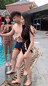 第一次带女同事游泳不敢下水怎么办