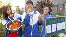 搞笑剧：食堂刮刮乐打饭，学霸一盆面吃不饱，学渣一根面竟吃撑了