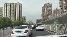 妹妹来北京，霞姐一路小跑去迎接，找仨车站没接到，急的满头大汗