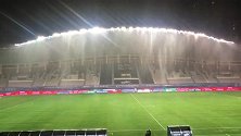 大连暴雨如注考验金州体育场 场地暂未积水球员取消场内热身