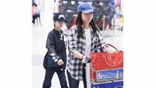 董洁颜值滑铁卢，机场素颜现身气质全无，儿子顶顶更有明星味儿