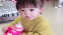 小萝莉边喝奶边和妈妈说话，真是太可爱了，好喜欢