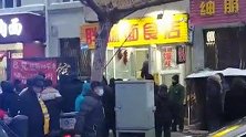4人倒地！哈尔滨一面食店发生煤气中毒事件 警方：已无大碍