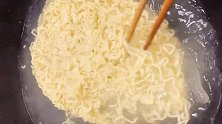 咸蛋黄+老干妈炒面，口味独特，做法简单，保准吃一次会爱上