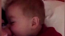 小手掌怎么那么厉害，对着爸爸妈妈的脸就拍，好玩！