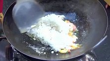 泰国街头大排档里的海鲜炒饭，看着非常诱人味道应该不错