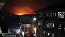 南昌理工学院附近山头失火 学生在宿舍楼里可看见火光