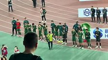 赛后谢场球迷高喊布彭扎 有的浙江球员忍不住哭了