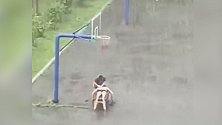 哈尔滨两男子暴雨中搓澡！网友：心中有池子，哪里都是澡堂