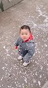下雪了，孩子妈妈出去了，没想到带他出来这么好玩！
