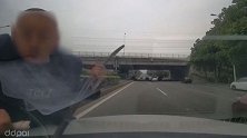 男子快速路上拦车要钱 不给就威胁掰断雨刷器