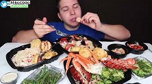 小哥吃海鲜面，搭配西兰花和四季豆，吃得很开心