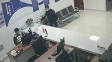 江苏南京：男孩冲进派出所送糖蹦跶离去，隔天收到暖心回礼