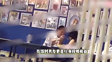 44岁殷桃和男友外出约会，穿黑色长裙素颜好美，被男友喂食超甜