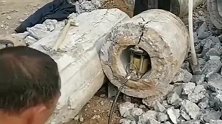 农村大叔是真有才，想出了用千斤顶把电线杆破除，真是厉害！