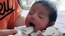 妈妈强制给宝宝喂药，还用那么大的勺子往宝宝嘴里塞！