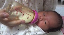刚出生8天的小宝宝喝奶，大口大口地吞咽，好满足啊