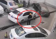 大妈持铁锹怒砸违停车：我患癌它违停3天让我错过专家会诊