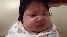 妈妈故意冲宝宝假哭，不料宝宝信以为真跟着哭起来，这哭相太可爱