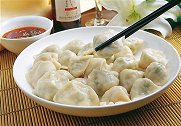 “我想抱一下儿子”！母亲给站岗儿子喂饺子 让他尝尝家的味道