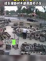 山东济宁：大货车撞断树木撞到路旁小车