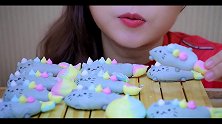 小姐姐吃猫咪造型的蛋白糖，酥酥脆脆味道超级棒