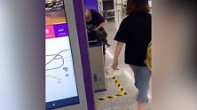带活鸡进轨道站被拒 重庆硬核大妈现场杀鸡