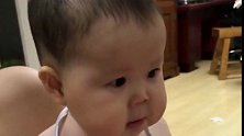 萌娃这脸天天被人捏，包子脸形成以后照镜子都不认识自己了，可爱