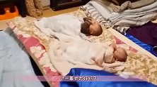 双胞胎兄弟自娱自乐，一个在吃手一个在玩手，接下来一幕太好玩了
