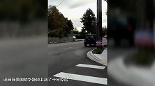 国外奇葩匪徒欲劫车 结果车主被拖着走了1公里