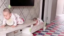 双胞胎宝宝太不听话了，居然敢趴到电视柜上，胆子也太大了吧
