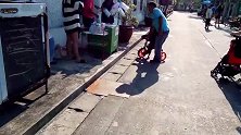 非常聪明的一只猩猩，在街上骑着脚踏车，大家来一起看看吧！