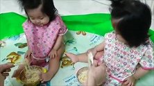 妈妈左右手并用给双胞胎宝宝喂面吃，这画面太逗了！