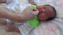 一个多月的小宝宝在哭闹，妈妈手指一放立马安静，一拿开又哭了