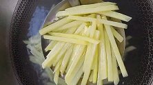 孩子爱吃的炸薯条，亲自动手给他做，方法简单，味道不输肯德基