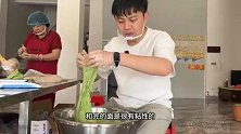 福建宝妈在农村用青草做清明粿，1个3块5，高峰1天要做3000个